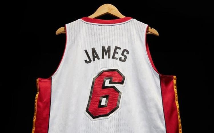 詹姆斯拿得分王「詹姆斯NBA历史得分王球衣能拍啥价乔丹球衣曾拍出千万美元」