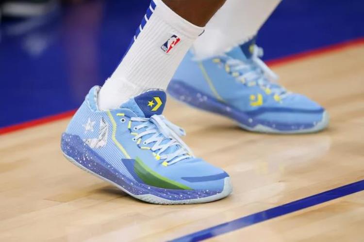 富尔茨在76人穿几号「NBA球员上脚富尔茨穿科比的战靴汤神偏爱低帮版球鞋」