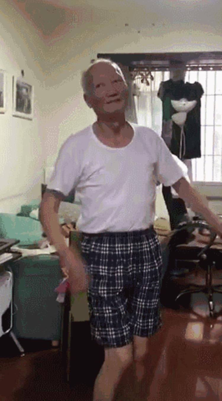83岁大爷每天打3个小时游戏爆红网络大爷跟打乒乓球一样