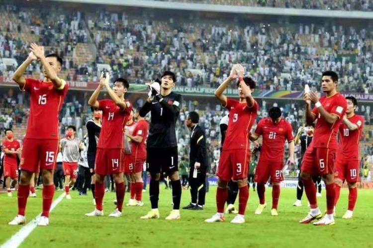 国足伊朗失误「中国足球尴尬了伊朗豪取8轮7胜1平闯入世界杯足协主席却下台」