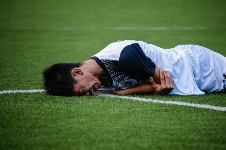 踢足球时可能受的伤「踢足球的常见伤害有哪些假摔翻滚有时真不是为了犯规」