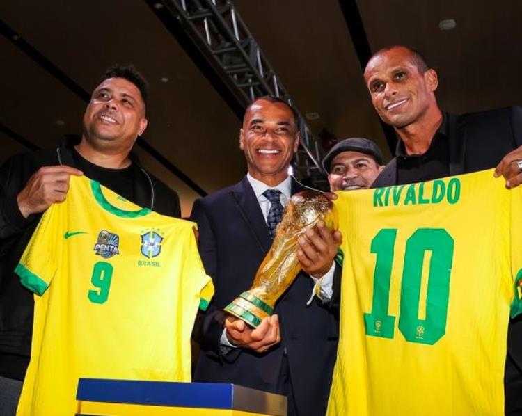 巴西02年世界杯最豪华阵容「巴西02世界杯冠军成员再聚首王牌中场胖到完全认不出远超大罗」