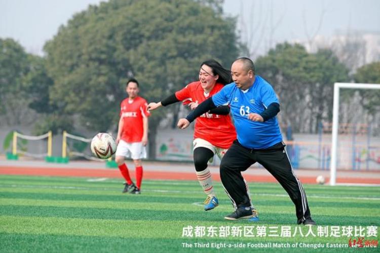 男足赛场上的女球员爱好足球30年踢球是一种很好的放松方式