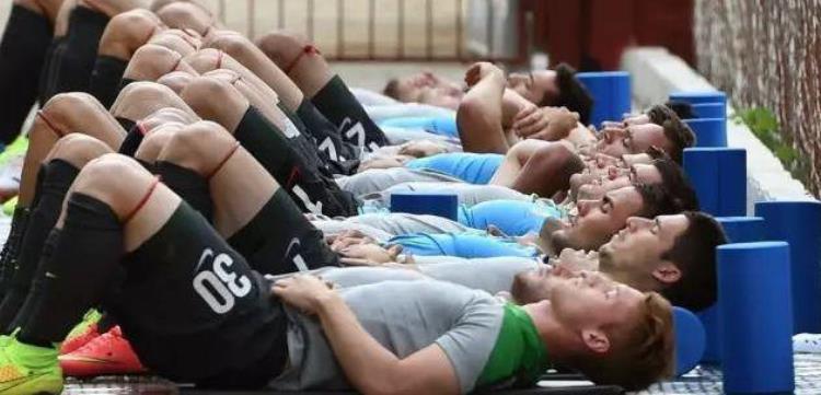 足球健身足球运动员赛后恢复放松方法