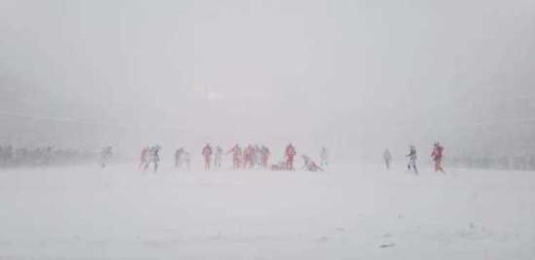 大雪中的美式足球赛都看不到球员了是坚持什么