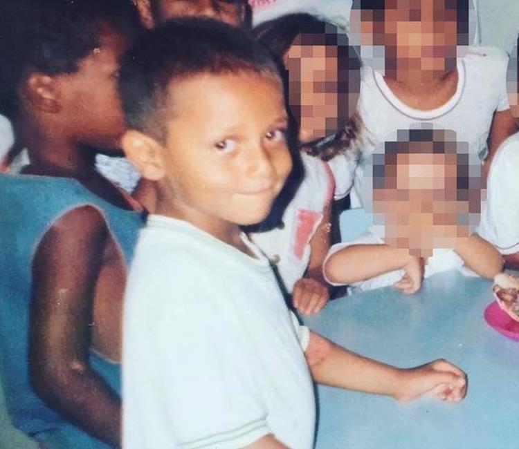 巴西 足球员「14岁躲过枪杀25岁身价6000万英镑他是贫民窟走出的巴西国脚」