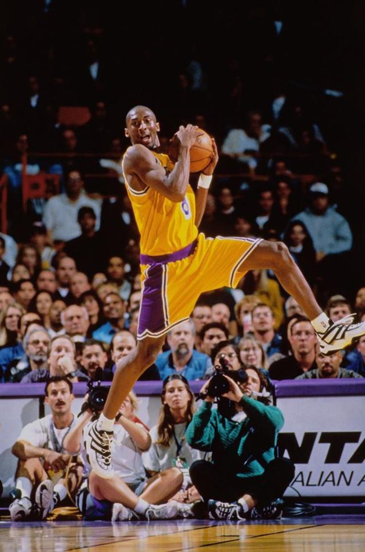 科比职业生涯首秀「24年前的今天科比迎来NBA首秀20年传奇生涯就此开启」