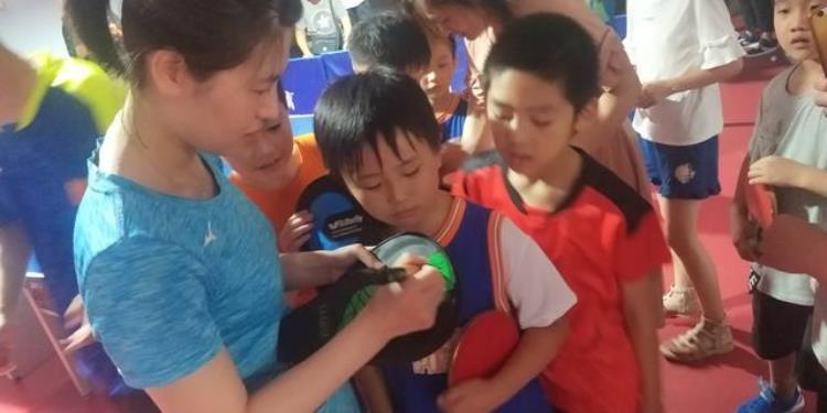 世界冠军杨婷走进郑州黑马乒乓球俱乐部与小学员进行教学互动