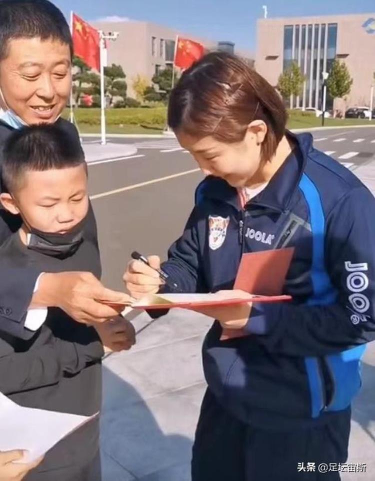 小孩冲向樊振东要签名被拒绝小胖埋头赶路球迷不要过多打扰