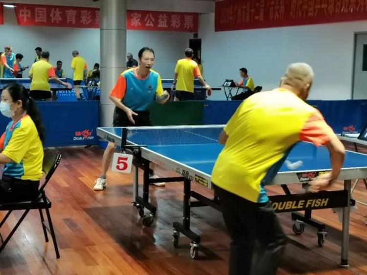 荔湾恭喜昌华街这两支队伍勇夺广州市长杯乒乓球赛这些组别的冠亚军奖杯