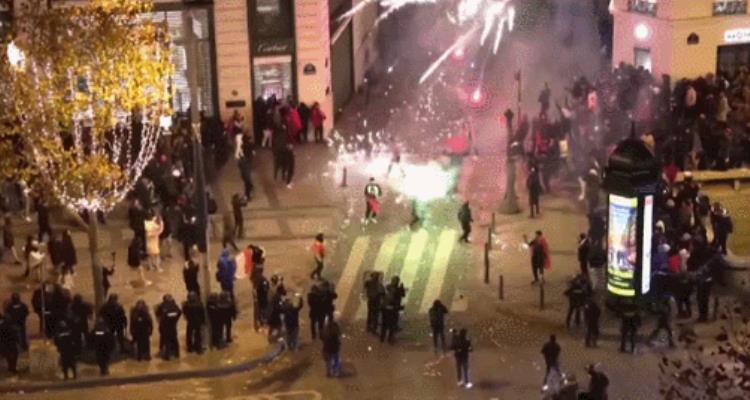 法国与摩洛哥「法国和摩洛哥队球迷在法国巴黎街头引发骚乱警方发射催泪瓦斯」