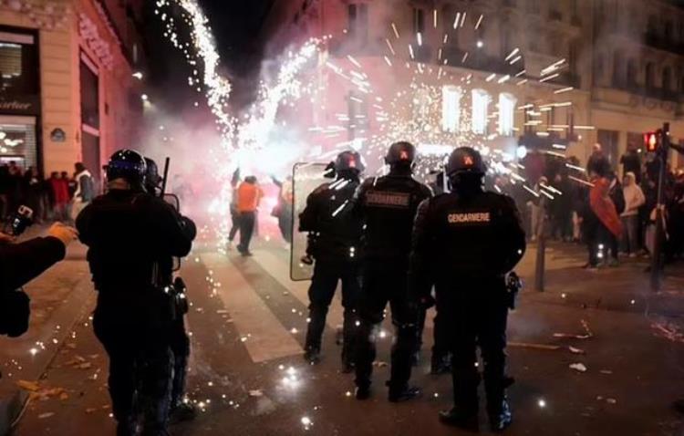 法国与摩洛哥「法国和摩洛哥队球迷在法国巴黎街头引发骚乱警方发射催泪瓦斯」