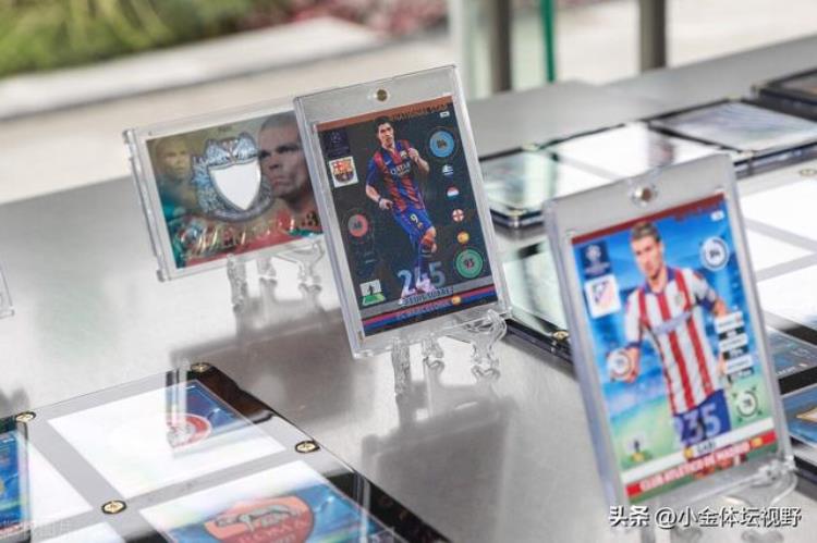 世界杯球星卡火爆阿根廷球迷排长队购买梅西卡片最受欢迎