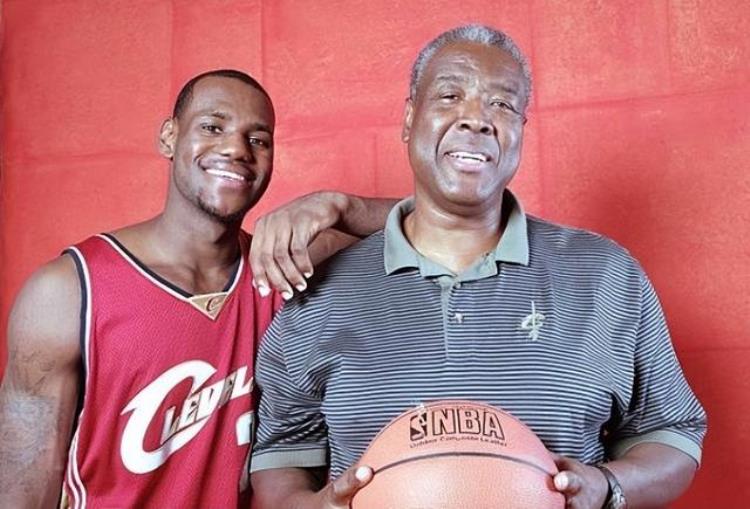 詹姆斯首位NBA教练去世昔日全明星享年79岁儿子是火箭现主帅