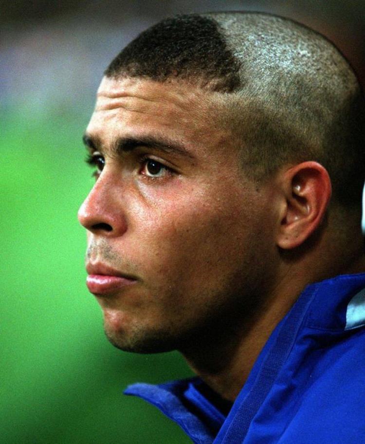 罗纳尔多 发福「2002年世界杯罗纳尔多为什么留阿福头发型背后有哪些原因」