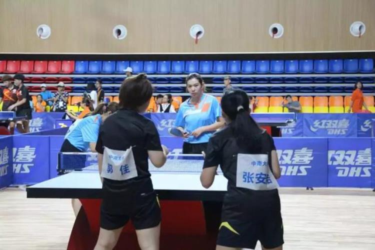 一个手势就懂得对方什么意思看看乒乓球女双全国冠军的台前幕后