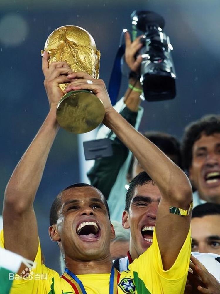 足球明星里瓦尔多「大器晚成的足球巨星击败命运的金球先生里瓦尔多」