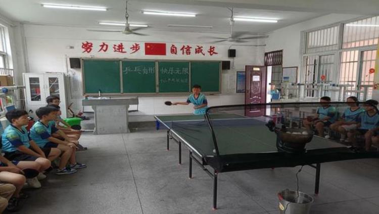 乒乓球社团展示「阜南十小多彩社团之乒乓球社团爱乒才会赢」