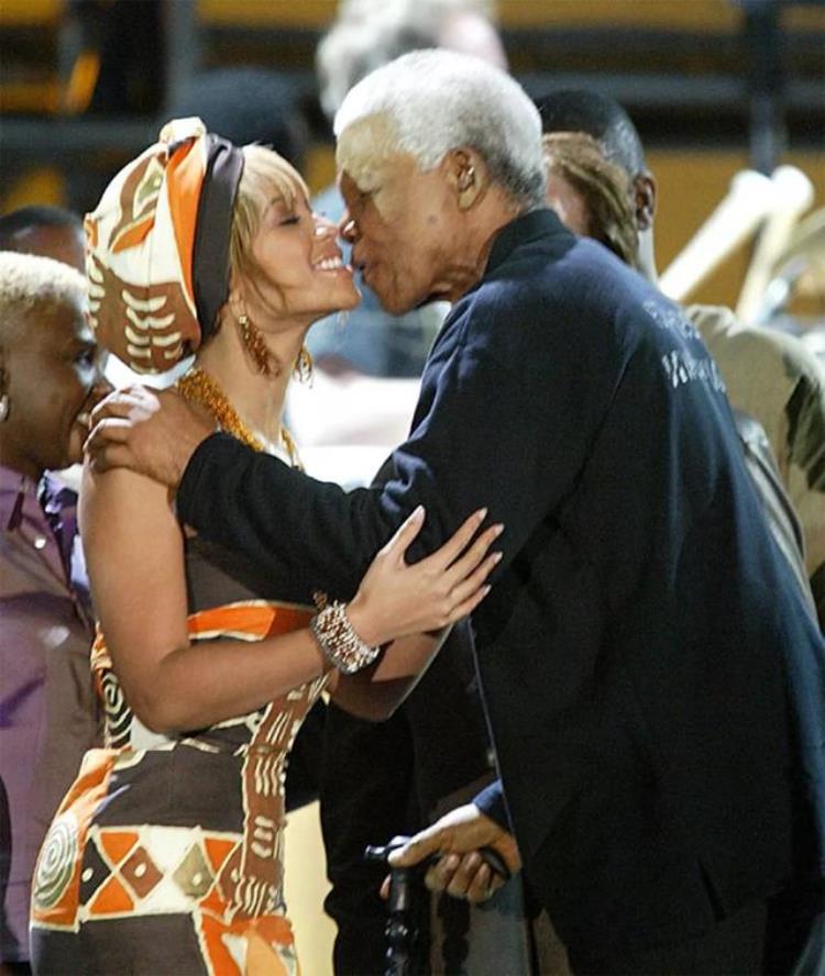 曼德拉和迈克尔杰克逊「曼德拉与众明星关系好拥抱迈克尔杰克逊亲吻碧昂丝握手小贝」