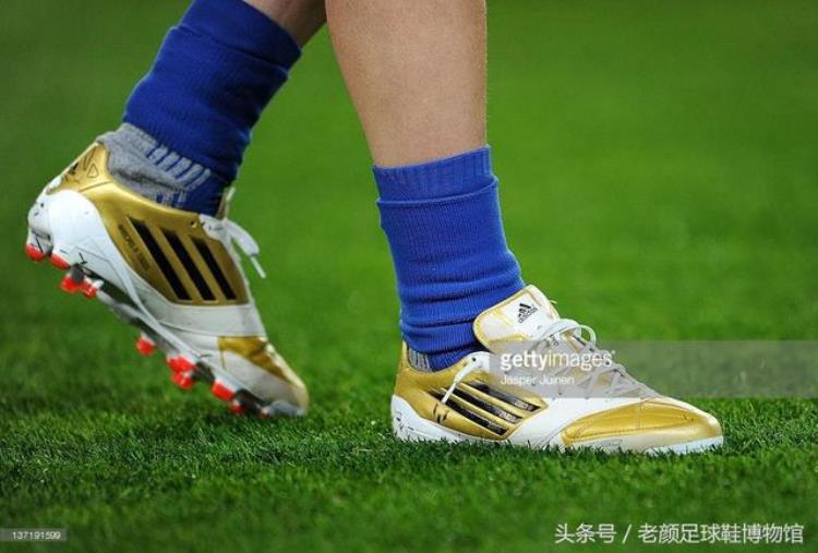 阿迪达斯足球鞋狂战士「血的教训adidas专利侵权防弹狂战士中枪玩鞋人」
