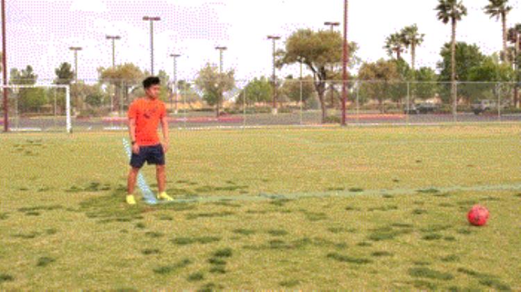 足球助跑技巧「足球教程想成为助攻王那先要学习传好球让队友舒服地接球」