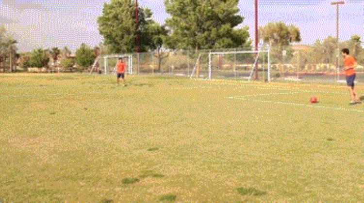 足球助跑技巧「足球教程想成为助攻王那先要学习传好球让队友舒服地接球」