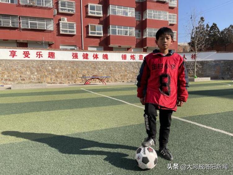 正村小学足球小将C罗是我偶像新年希望能有一件C罗同款球衣