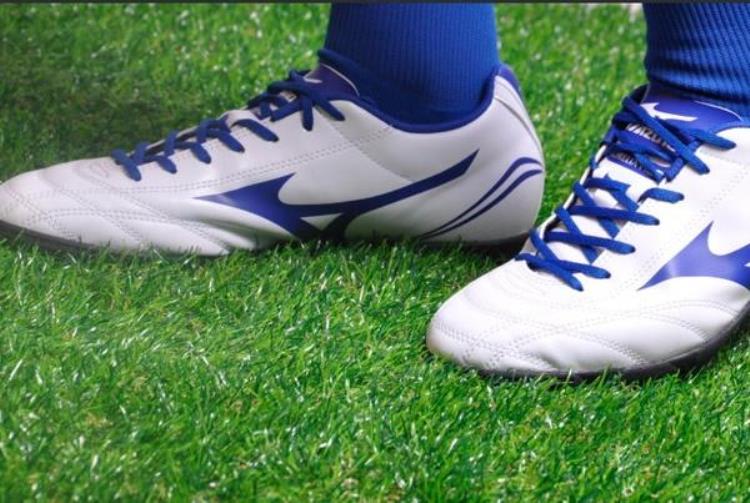 中端足球鞋「品牌中网足球鞋榜单发布助你挑选适合自己的足球鞋」