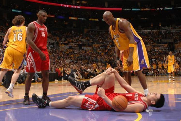 nba球员抽筋「NBA赛场上10大硬汉流感抽筋不算啥最后1人光止血就用20块纱布」