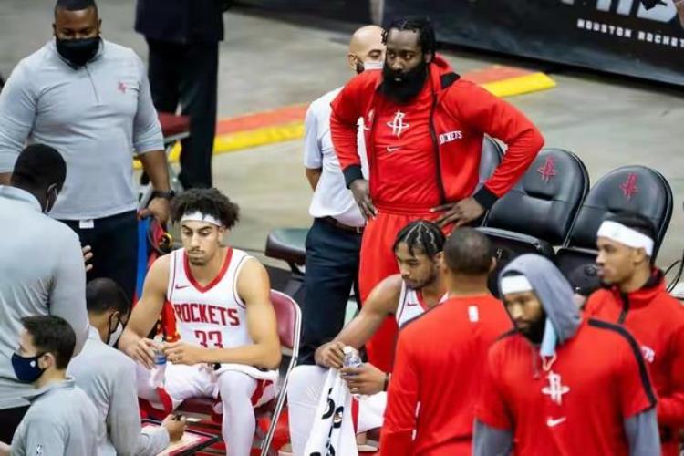 nba新秀被欺负「被欺负得最惨的新秀被MVP球星打导致缝了7针」