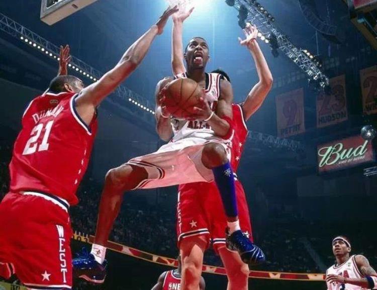 乔丹空中拉杆连过三人动态图「NBA6大拉杆狂魔乔丹空中3次拉杆裁判这人空中走步了吧」