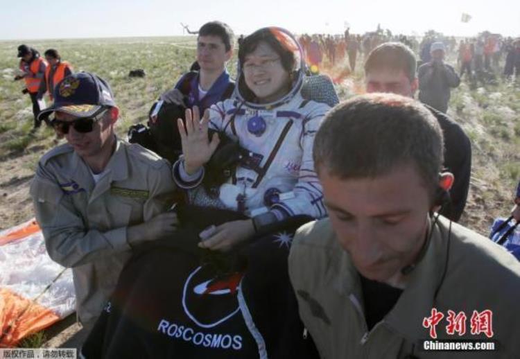 宇航员返回地球把世界杯揭幕战足球从太空带回了