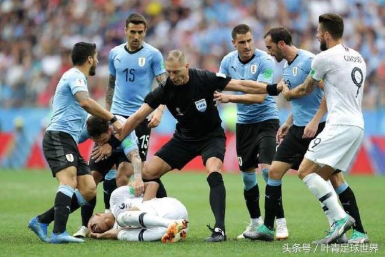 世界杯大规模冲突姆巴佩假摔遭群攻两队16人围住裁判