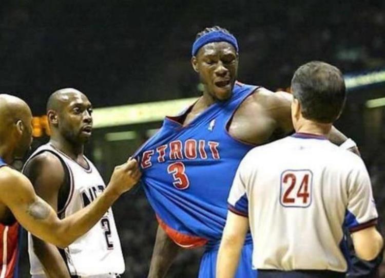 NBA球星如何回击裁判的黑哨麦迪骂脏字华莱士欲动手