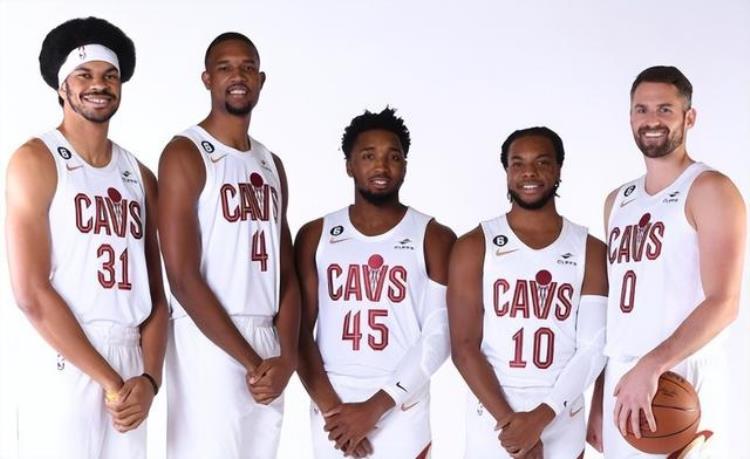 nba雄鹿球员名单最新「NBA最新排名雄鹿9连胜太阳重返榜首篮网逆转湖人勇士低迷」