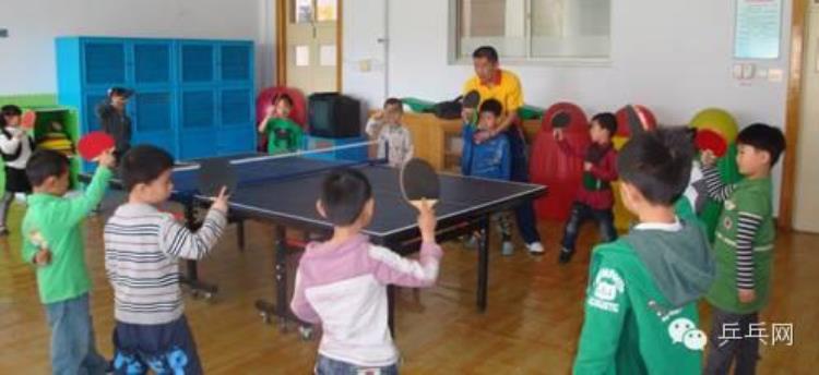 小孩多大适合打乒乓球「儿童打球好处多小朋友几岁可以练习乒乓球」