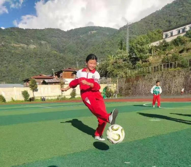 追光在西藏墨脱秘境里的孩子有个足球梦