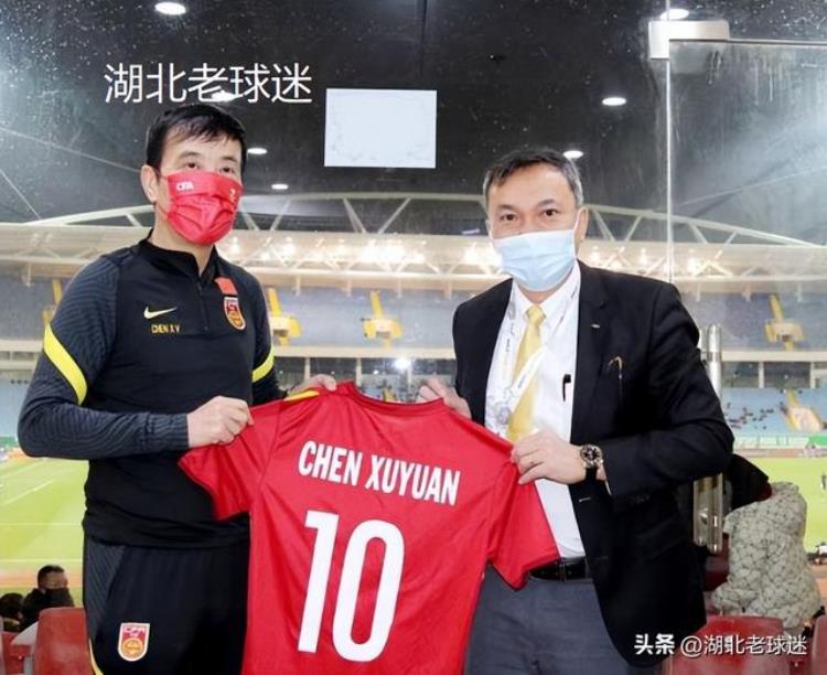 越南足协给阿根廷嘉宾送球衣上一位收到同款球衣的人是陈戌源