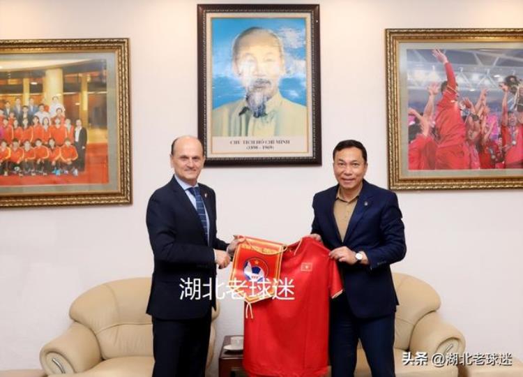 越南足协给阿根廷嘉宾送球衣上一位收到同款球衣的人是陈戌源