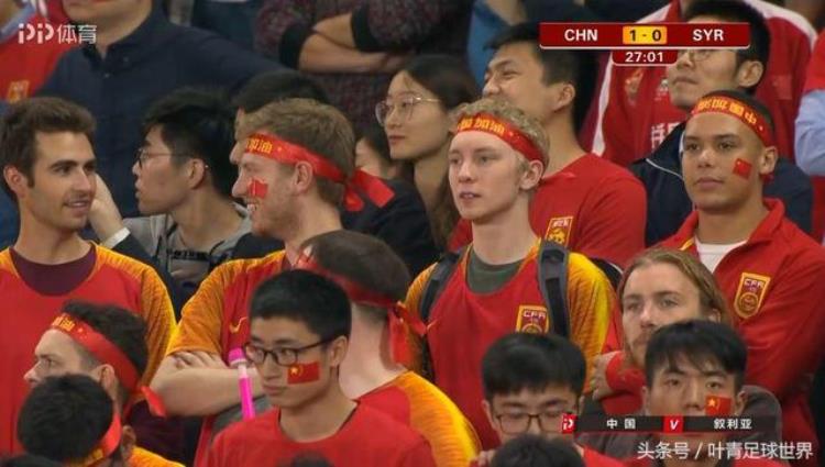 国足外国球迷「罕见7名外国人为国足助威脸贴国旗头戴中国加油」