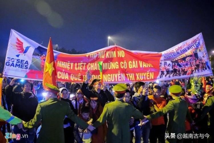 越南国足凯旋「越南国脚胜利凯旋回国获得盛大欢迎球迷夹道迎接民族英雄回家」