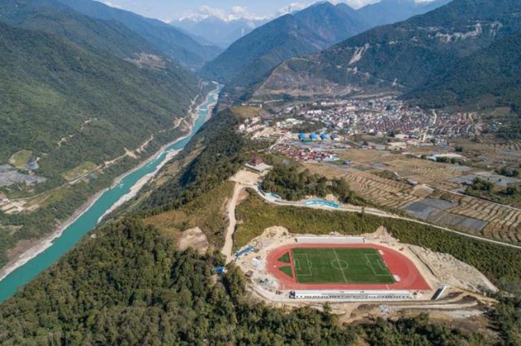 追光在西藏墨脱秘境里的孩子有个足球梦