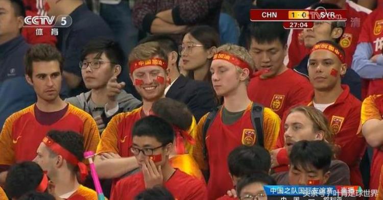 国足外国球迷「罕见7名外国人为国足助威脸贴国旗头戴中国加油」