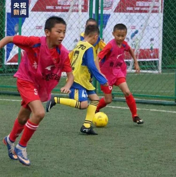 中国少年成为世界杯护旗手他们心中有一个梦想