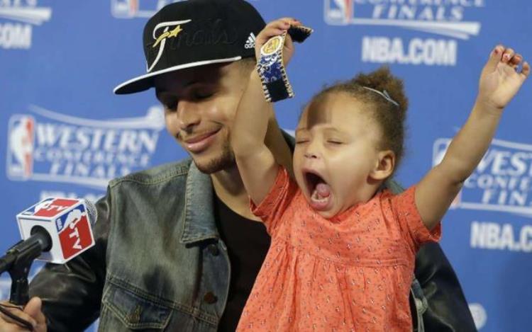 科比的闺女「NBA巨星都是女儿奴科比实力宠女儿詹姆斯反差最大」