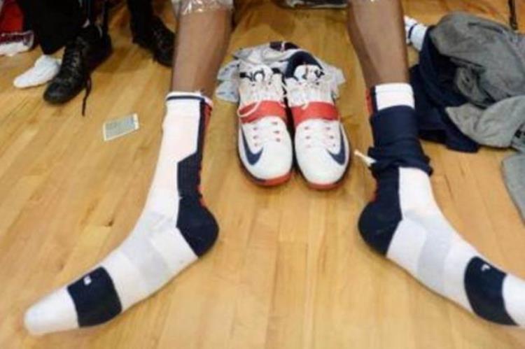科比的篮球鞋多少钱一双「NBA5大球鞋之最单赛季有58人穿科比鞋最便宜球鞋仅15块一双」