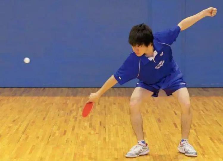 乒乓球三分手法七分步法「打乒乓三分在手七分在脚想要打好乒乓球步法真的很重要」