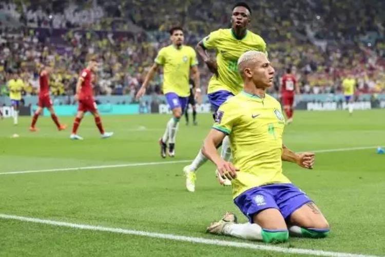 巴西为什么热爱足球「巴西人为什么从小就开始喜欢踢足球因为足球运动员太赚钱吗」