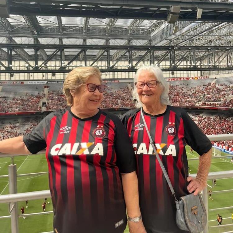 巴西 比赛「巴西联赛的别样看台3万余名球迷皆为女性和儿童助威场面壮观」