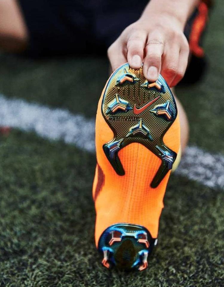 足球鞋合集「足球装备2018年五佳足球鞋盘点」